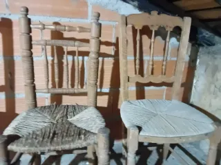Sillas antiguas de mimbre y madera