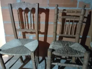 Sillas antiguas de mimbre y madera