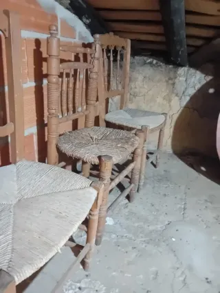 Sillas antiguas de mimbre y madera