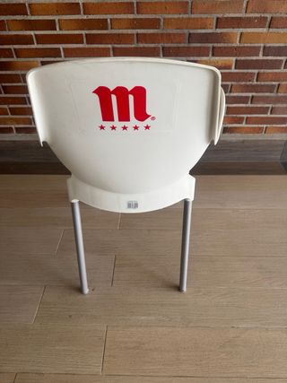 Sillas de plástico blancas