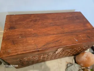 Baúl de madera con diseño trenzado