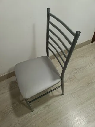 Mesa extensible y 3 sillas, cristal y metal