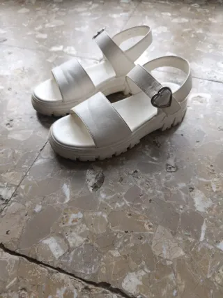 Sandalias blancas niña