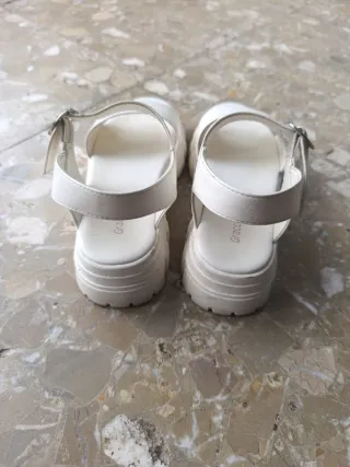 Sandalias blancas niña