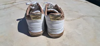 Scarpe bianche con dettagli leopardati