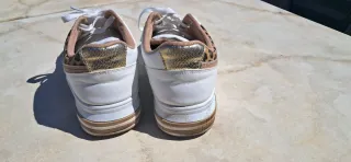 Scarpe bianche con dettagli leopardati