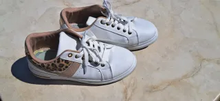 Scarpe bianche con dettagli leopardati