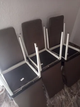 Mesa de comedor beige y dorada