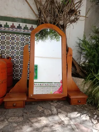 Espejo de tocador de madera