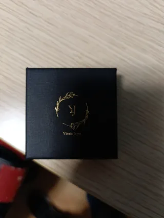 Colgante de lujo dorado con piedra roja