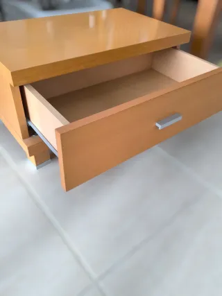 Mesa de cabeceira em madeira com gaveta
