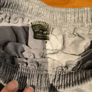 Pantalón corto gris con estampado