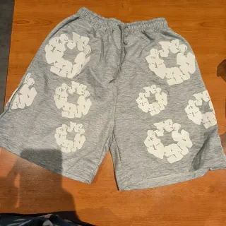Pantalón corto gris con estampado