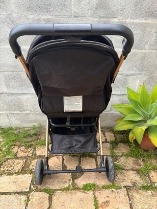 Silla de paseo negra y dorada