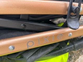 Silla de paseo negra y dorada