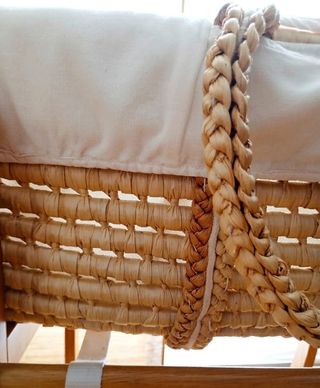 Moisés Mimbre con Soporte Balancín