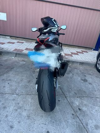 Aprilia Moto Deportiva Negra y Roja