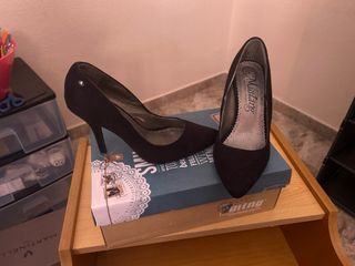 Zapatos de salón Mustang tacón fino negros