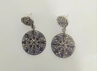 Pendientes largos plateados con pedrería