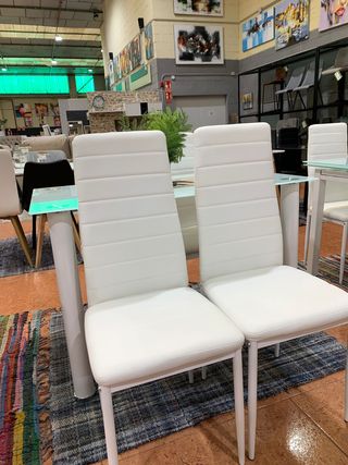 Comedor cristal + 4 sillas blancas
