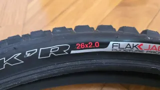 Cubierta Specialized 26x2.0 HardRock R con daño