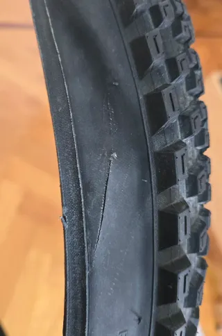 Cubierta Specialized 26x2.0 HardRock R con daño