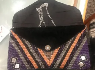 Bolso de fiesta bordado morado y naranja