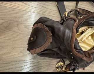 Borsa in pelle marrone con borchie