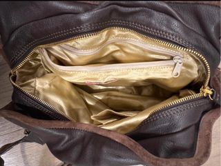 Borsa in pelle marrone con borchie