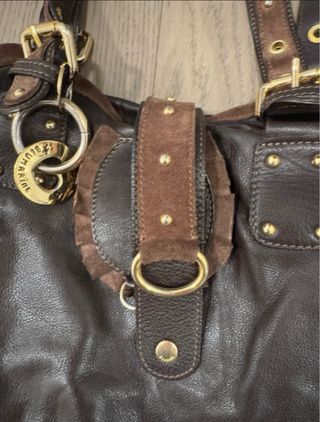 Borsa in pelle marrone con borchie