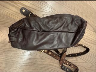 Borsa in pelle marrone con borchie