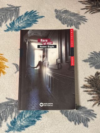 Rere el mur (Antaviana Blava) (Catalan Edition)