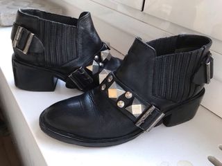 Botines de piel negros con tachuelas