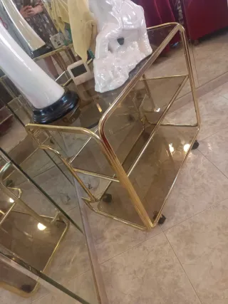 Mesa auxiliar dorada con ruedas