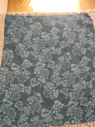 Pareo - pañuelo azul con flecos.