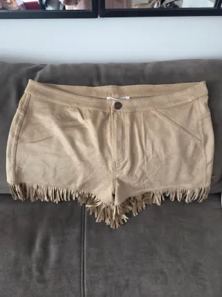 Pantalones cortos beige con flecos