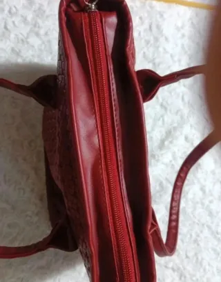 Borsa a spalla bordeaux effetto intrecciato