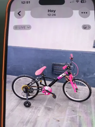 Bicicleta infantil negra y rosa