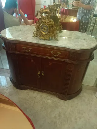 Mueble de madera con tapa de mármol