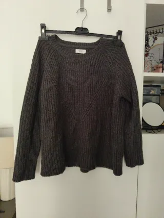 Maglione grigio lavorato a maglia