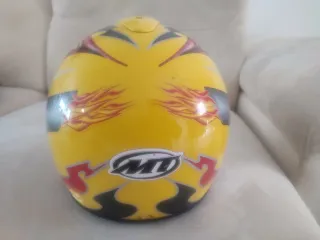 Casco de moto amarillo con visera