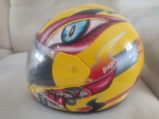 Casco de moto amarillo con visera