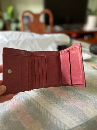 Cartera de piel con flores