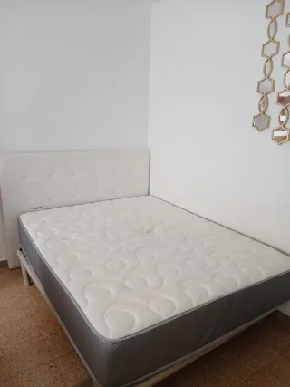 Cama con cabezal blanco