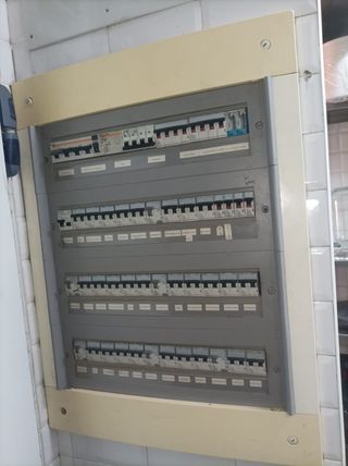 Electricista autorizado Madrid. Reparaciones.