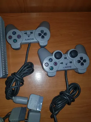 PlayStation 1 con 2 mandos y pistola