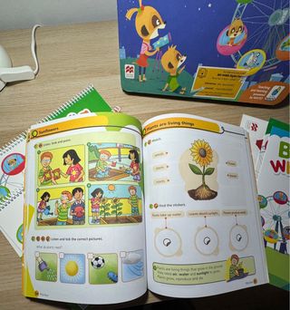 Carpeta con libro de ejercicios de inglés