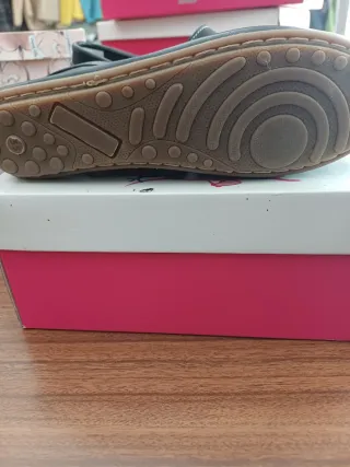 Sapatos pretos para menina com flor