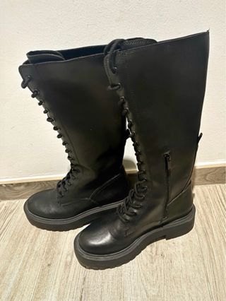 Botas altas negras con cordones