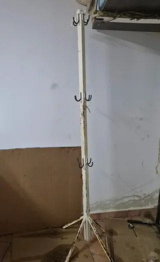 Perchero de pie metálico